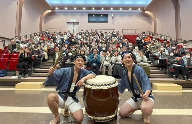 能登半島地震の被災地支援公演に取り組むゲンタケの本郷弦さん（前列左）と勢登健雄さん（同右）＝提供