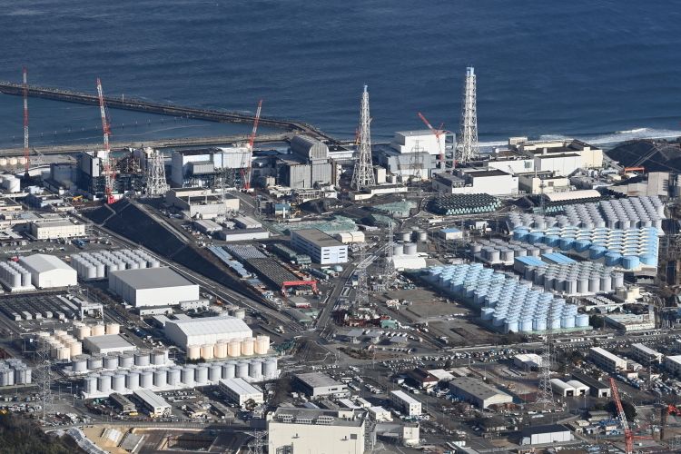 東京電力福島第一原発。事故前の敷地は豊かな緑に覆われていたが、事故後は処理水を保管するタンク群に取り巻かれている