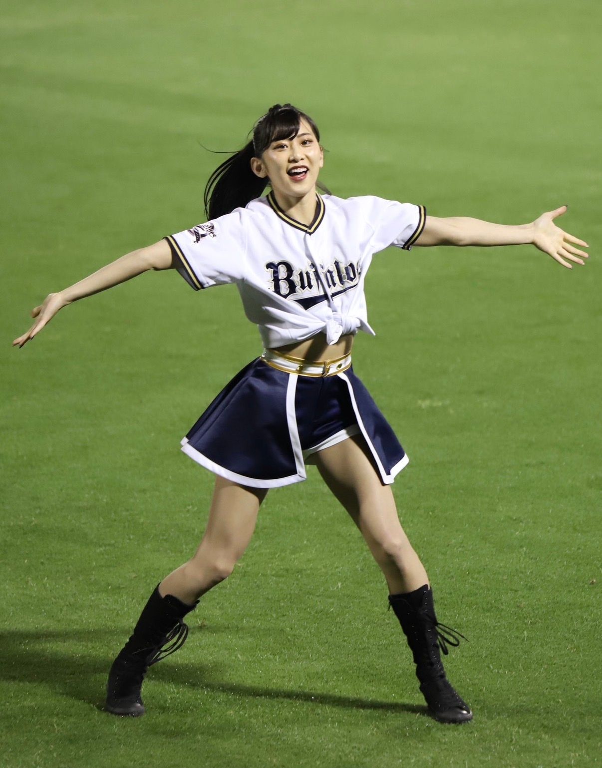 Bsgirls時代に球場でパフォーマンスをする千原由理奈さん（本人提供）