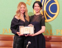 ヴィルジニー・エフィラ（左）と岡本多緒＝2026年