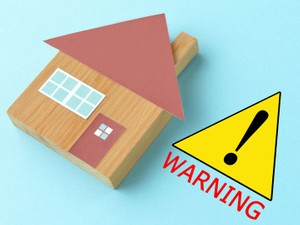 孤独死で実家が事故物件になる？ 親亡き後の不動産売却の注意点