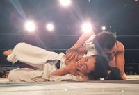 アントニオ小猪木（右）の肩固めで悶絶する前田瑠美＝東京・新宿FACE