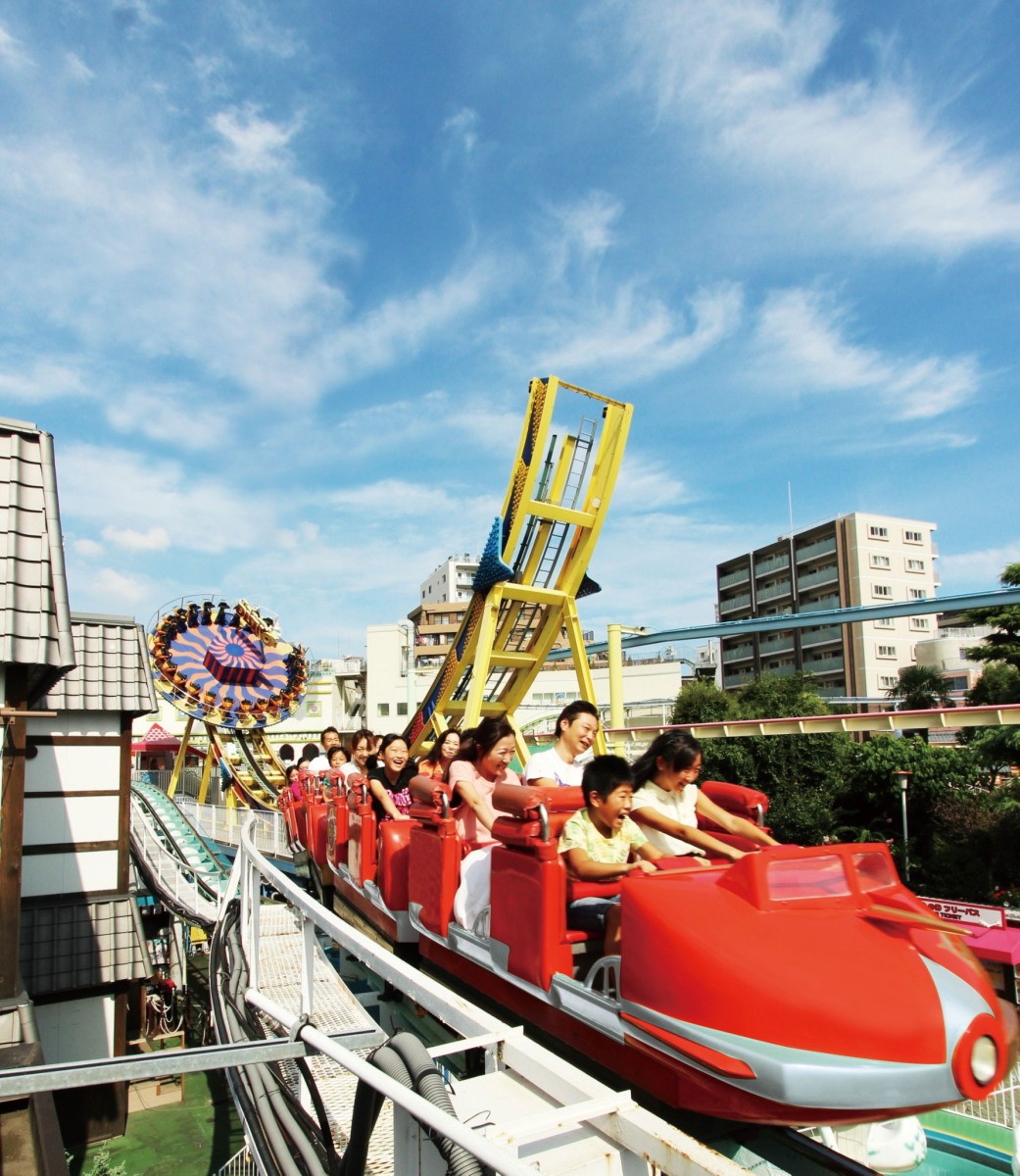 実は日本最古の遊園地・浅草花やしき 人気1位は建物スレスレのローラー
