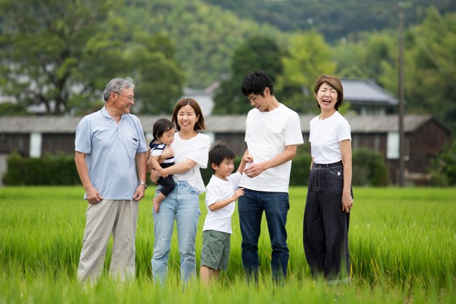 約7割の人が「故郷と感じる場所がある」と回答　※画像はイメージです（kazoka303030/stock.adobe.com）