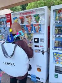 テントと水鉄砲を背負った後姿が「かっこいい」／すずこさん（@suzukopopopopo）提供