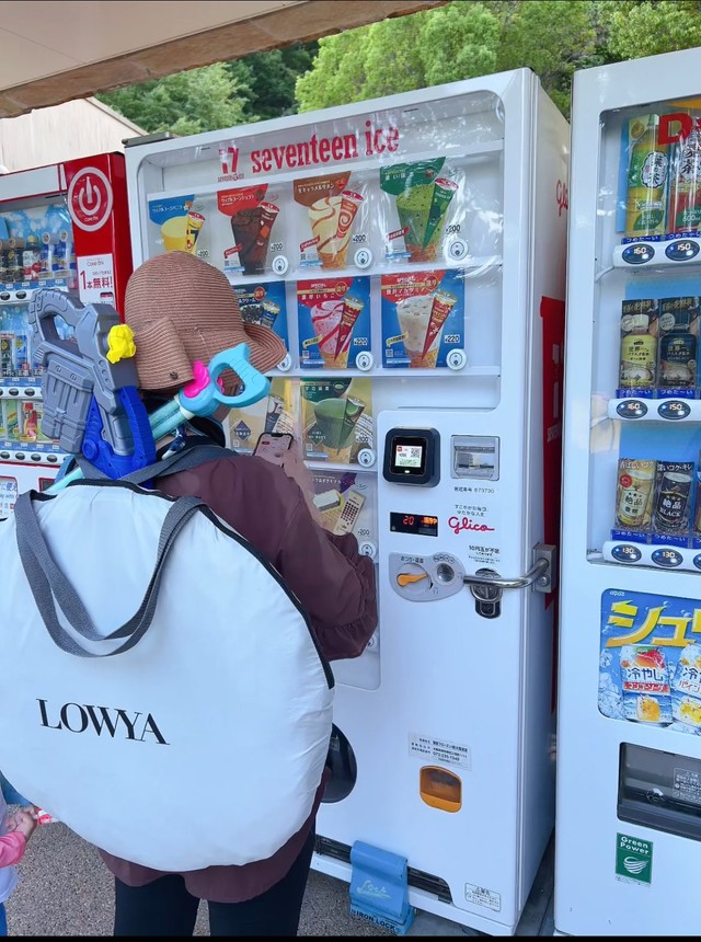 テントと水鉄砲を背負った後姿が「かっこいい」／すずこさん（@suzukopopopopo）提供