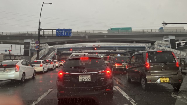 【速報】高松自動車道の上り線で軽トラックが横転　高松西ICー高松中央ICの間　通行止め　渋滞1km発生　本四高速・香川