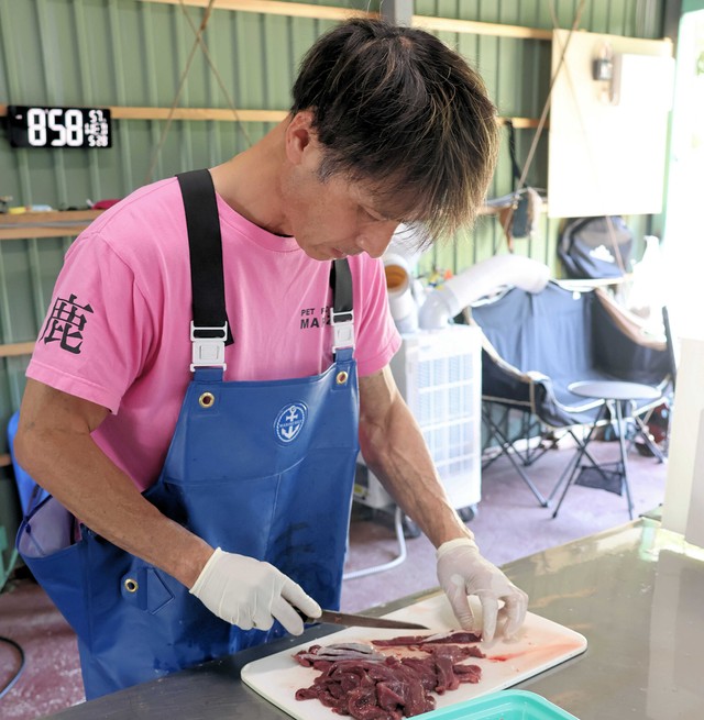 犬用ジャーキーにするため、さばいたシカ肉をスライスする泉さん（舞鶴市河原）
