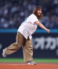 ファーストピッチセレモニーで投球する藤本美貴