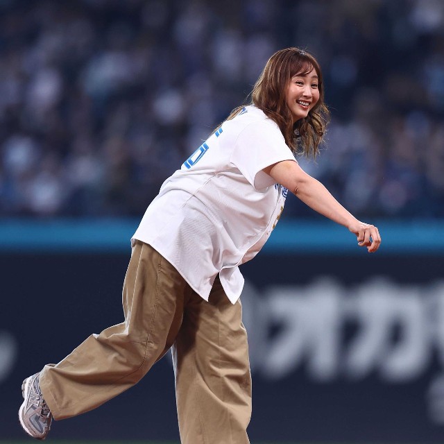 ファーストピッチセレモニーで投球する藤本美貴