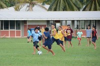 ニウエの小学校でサッカーをする子どもたち