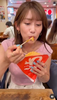 中川安奈さん、大阪グルメを堪能「うまうまでしたっ」（本人のインスタグラムから、動画のスクリーンショット）
