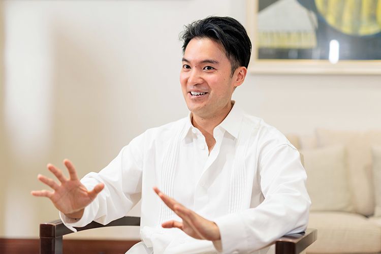 駆け出しのころの苦労を語るレイさん＝2025年7月、東京都港区のサントリーホールで。山本倫子氏撮影