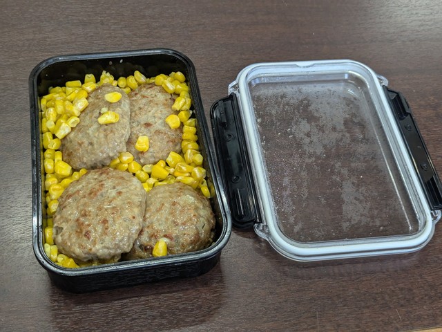 コーンと冷凍ハンバーグを詰めた弁当／のぎへっぺんさん（@nogiheaven）提供