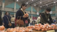 地元でとれた農産物などを生産者が直接販売するイベント開かれる　高松市