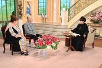 15日放送の「徹子の部屋」に出演する森公美子（左端）と神津善行氏。右端は司会の黒柳徹子＝テレビ朝日提供