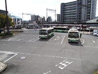 バス乗り場は駅北側にある