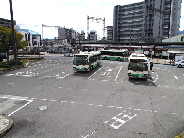 バス乗り場は駅北側にある