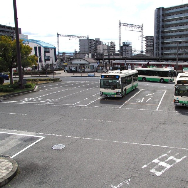 バス乗り場は駅北側にある
