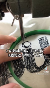 丁寧にロゴを縫っていく／Saika Shomaさん（@shomasaikashishu）提供