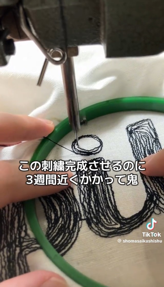 丁寧にロゴを縫っていく／Saika Shomaさん（@shomasaikashishu）提供