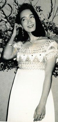 歌手生活20周年とスタンフォード大学卒業のお祝いでほほ笑むアグネス・チャン＝1992年頃