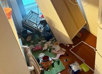 地震直後のキッチン。食器棚や電子レンジは倒れ、食器類は割れた状態で散乱。「娘に食べさせるものがない…」と戸惑ったものの、この棚の下でキユーピーの瓶入りベビーフードを発見（画像提供：Rnさん）