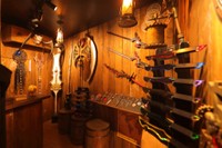 匠工芸が制作した剣や魔法の杖など、ファンタジー世界をイメージした武器（提供）