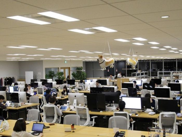 新入社員のデスクの上に（ジョブさんと同じ）犬の形の風船を飛ばして歓迎していた（エウレカ提供）
