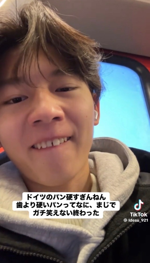 再び確認してみる依田さん／依田怜大さん（@ldesu_921）提供