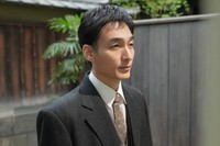 妻・麻里（市川実和子）の助言にしたがい、これまでの感謝をスズ子に伝えに訪れた羽鳥　(C)NHK