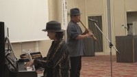 尺八を演奏する岸本寿男さん