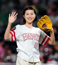 始球式を務め手を振る鈴木ちなみ＝2019年