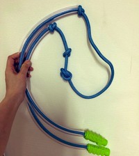 縄跳びにホースを通すだけで、縄跳びが跳べるように！（ホースのすぐ下の結び目以外は長さ調整です）（提供：しおりんさん）