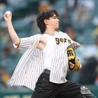 始球式で投げ込むJO1の豆原一成（2024年4月撮影）