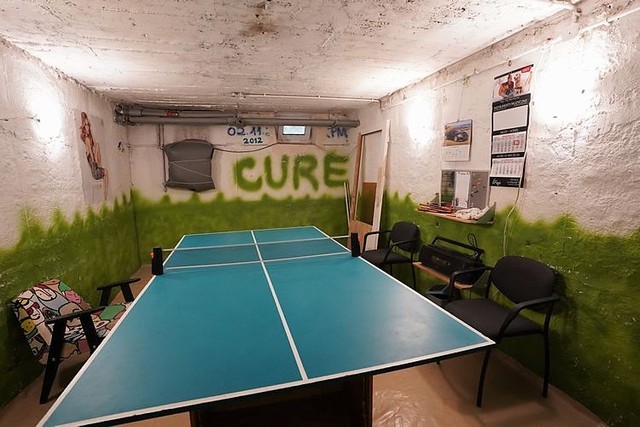 冷戦時代につくられた集合住宅の地下シェルター。数年前に改修し、今は窓がある＝2023年6月4日、ワルシャワ、荒ちひろ撮影