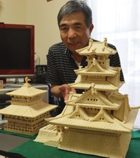 大阪城と金閣寺を高野豆腐で再現した下白石さん（城陽市富野）
