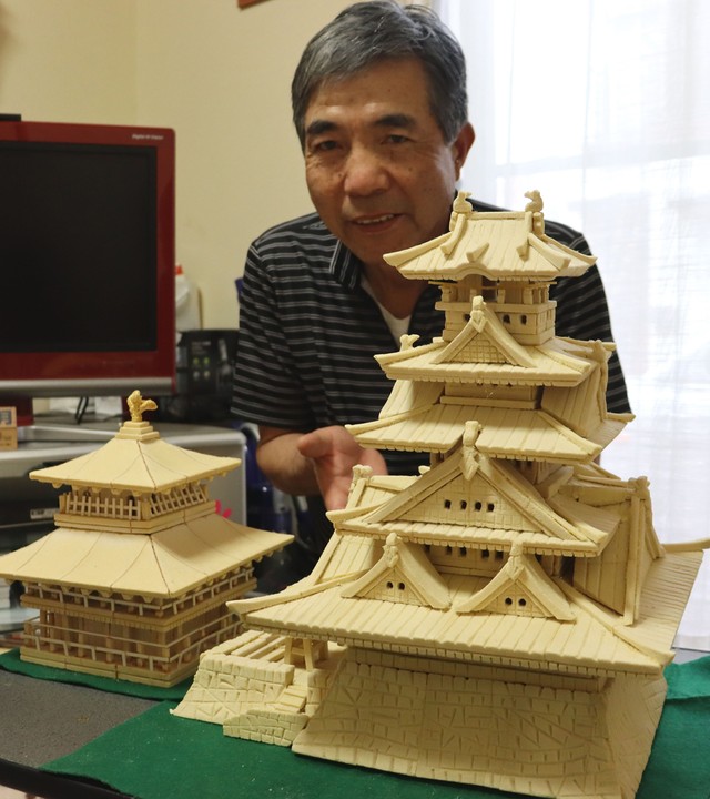 大阪城と金閣寺を高野豆腐で再現した下白石さん（城陽市富野）
