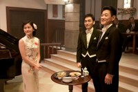 空襲が続く日本とは別世界の上海で催された音楽の宴。昆が歌う「夜来香」が異国情緒を盛り立てる　(C)NHK