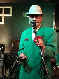 コロナ禍の前まで精力的にライブ出演し、熱唱していた歌手の坂上弘（本人提供）