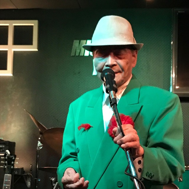 コロナ禍の前まで精力的にライブ出演し、熱唱していた歌手の坂上弘（本人提供）
