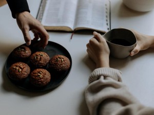 疲れた日はソファにダイブして今日のおやつを。私の元気チャージ開始