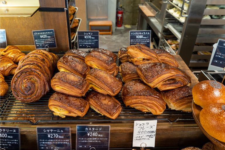 ピスタチオのエスカルゴ、シュマン、リンゴとキャラメルなど