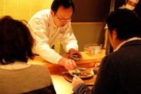 当主が、目の前で料理を仕上げてくれるカウンター席