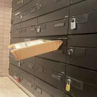 ポストに入れているのではなく、「刺している」荷物 ※ヘイヘイさん提供