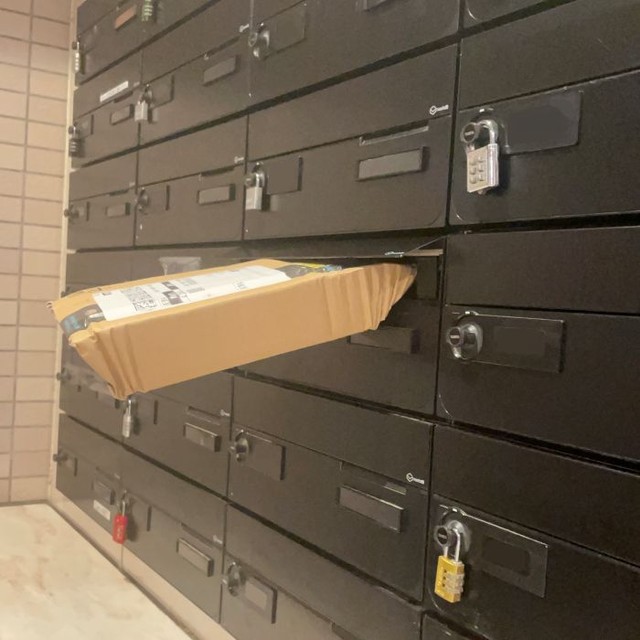 ポストに入れているのではなく、「刺している」荷物 ※ヘイヘイさん提供