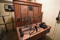 ワルシャワの鉄鋼メーカーにある地下シェルターに残されていた冷戦当時の通信機器＝2023年6月5日、荒ちひろ撮影