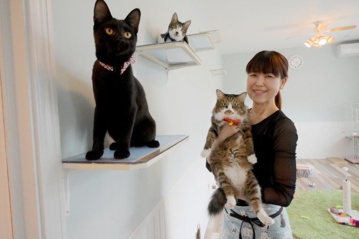 テト店長を抱っこする高木店長