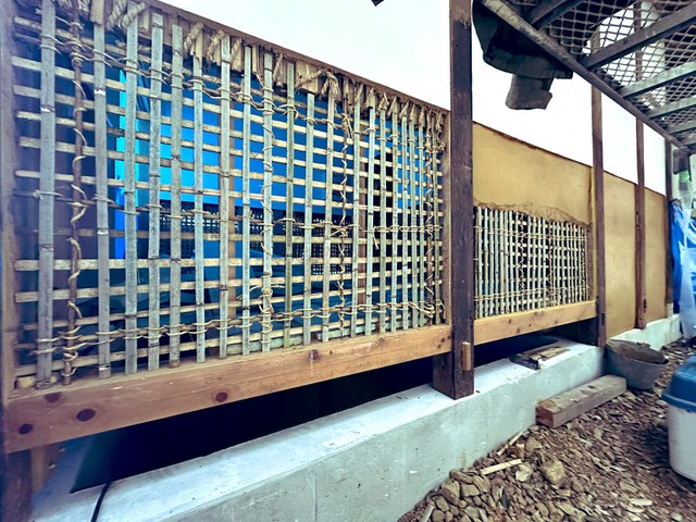 土壁の塗りなおし作業