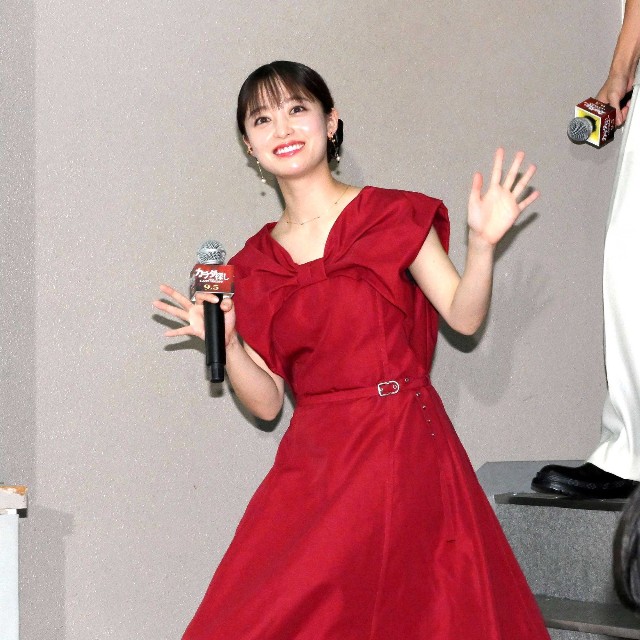 真っ赤なドレスで手を振る
